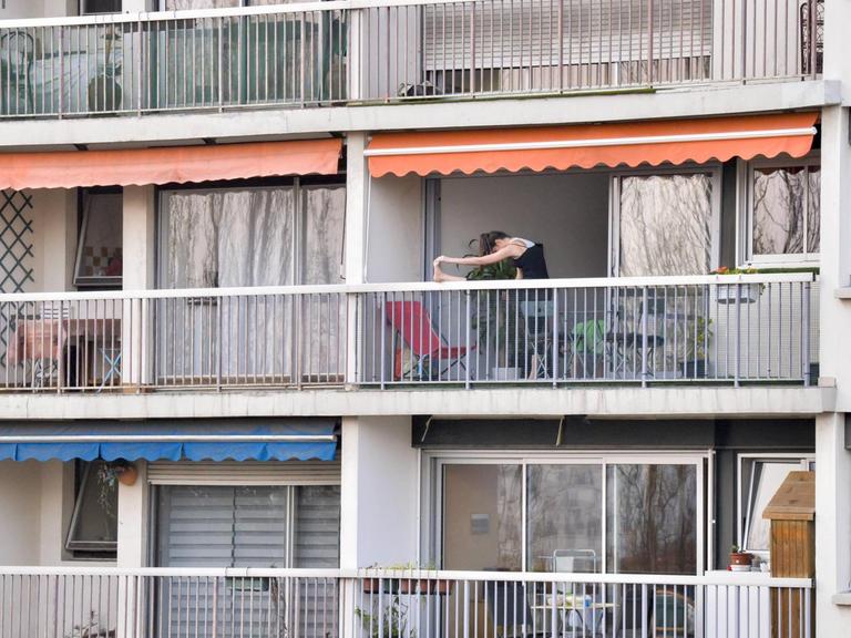 Eine Frau treibt auf ihrem Balkon Sport, weil Sport ausserhalb der eigenen vier Wände durch Corona schwierig geworden ist.