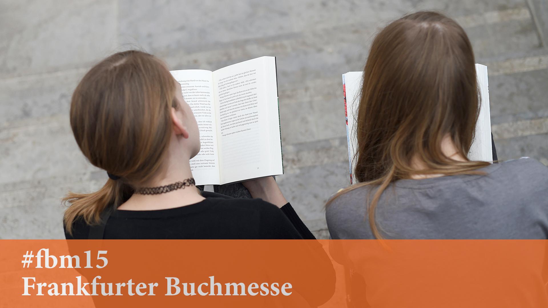 Jugendliche finden auf der Frankfurter Buchmesse genügend Lesestoff.