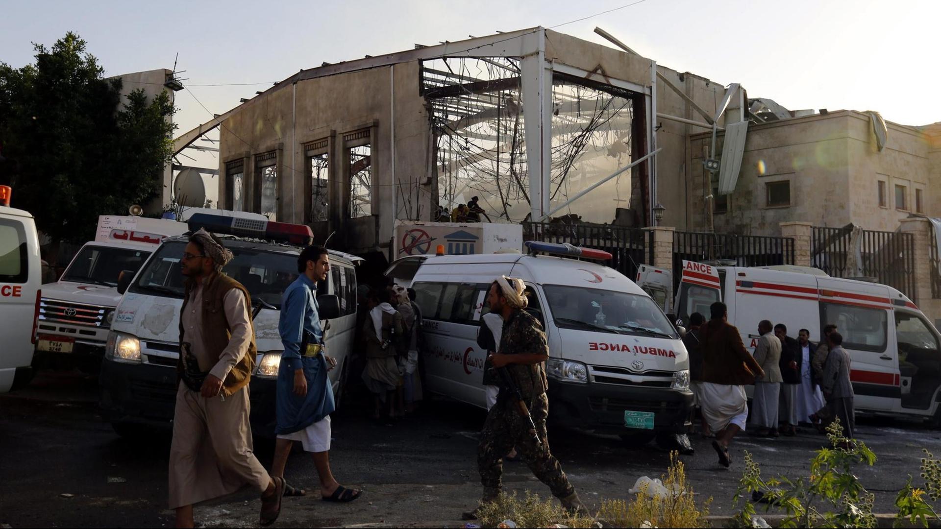 Die Trauerhalle im jemenitischen Sanaa wurde durch den Luftangriff vollkommen zerstört.