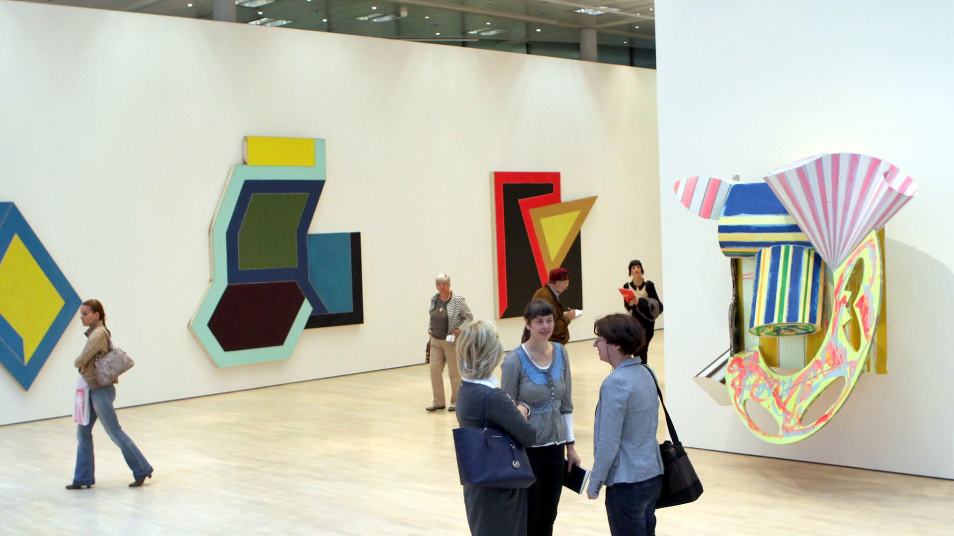 Blick in die Frank-Stella-Retrospektive, die von September 2012 bis Januar 2013 im Kunstmuseum Wolfsburg zu sehen war.