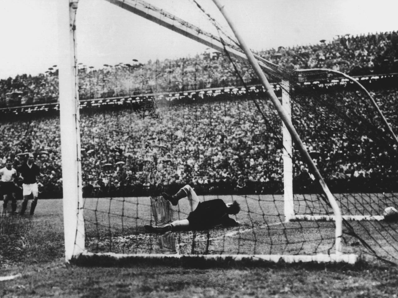 Mit einem 3:2-Sieg über Ungarn im Endspiel der Fußball-Weltmeisterschaft 1954 in Bern gewann Deutschland am 4. Juli 1954 den Titel.
