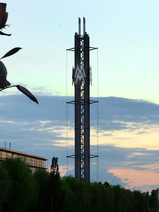 Das Foto zeigt einen Blick auf das Gelände der Leipziger Messe mit der acht Meter hohen Edelstahlrose der Berliner Künstlerin Isa Genzken (l) und dem Messeturm, aufgenommen am 4.09.2010