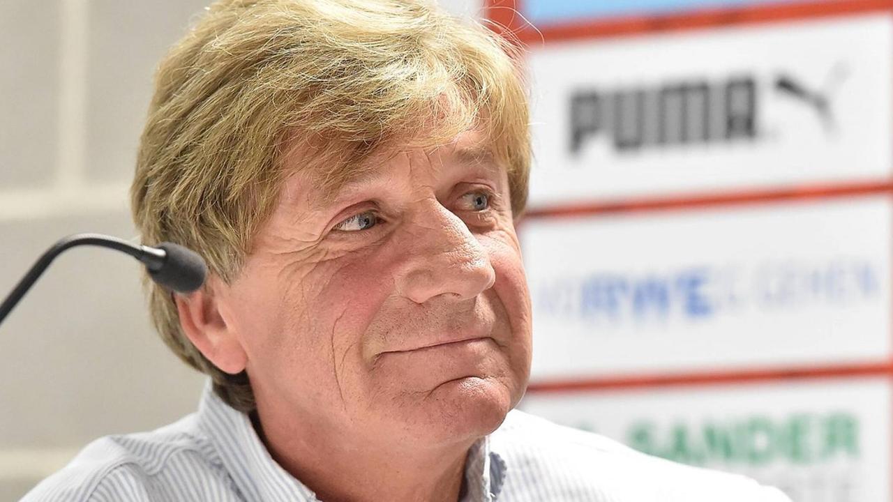 Frank Mill während einer Pressekonferenz im Stadion von Rot-Weiss Essen Frank Mill während einer Pressekonferenz im Stadion von Rot-Weiss Essen