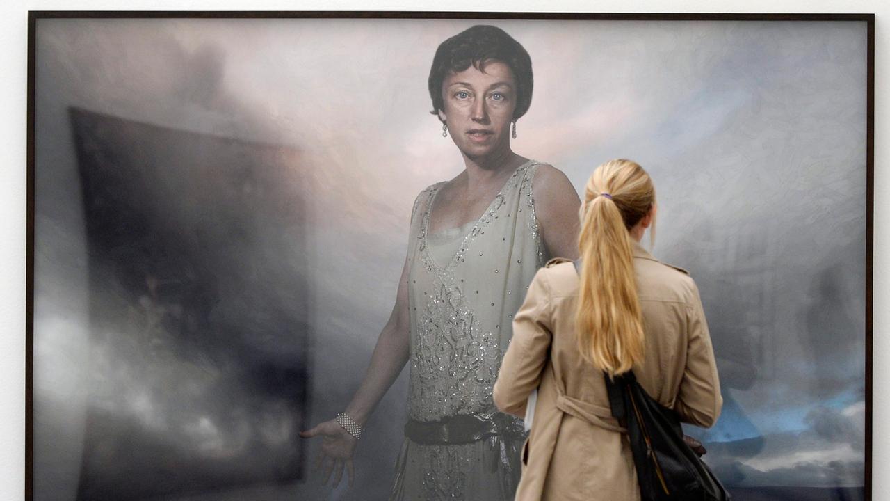 Eine Besucherin der Ausstellung "Untitled Horrors" schaut sich die Fotografie  im Kunsthaus Zürich an.