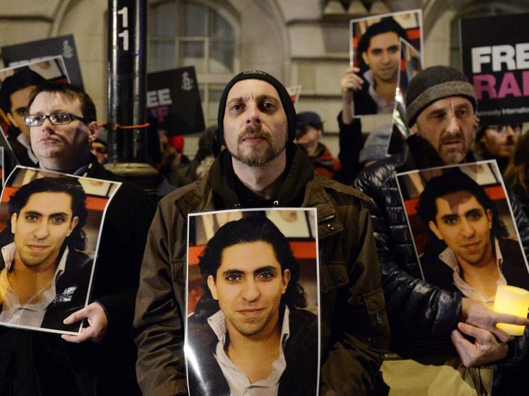 Demonstranten vor der saudischen Botschaft in London forderten Anfang des Jahres die Freilassung von Raif Badawi.