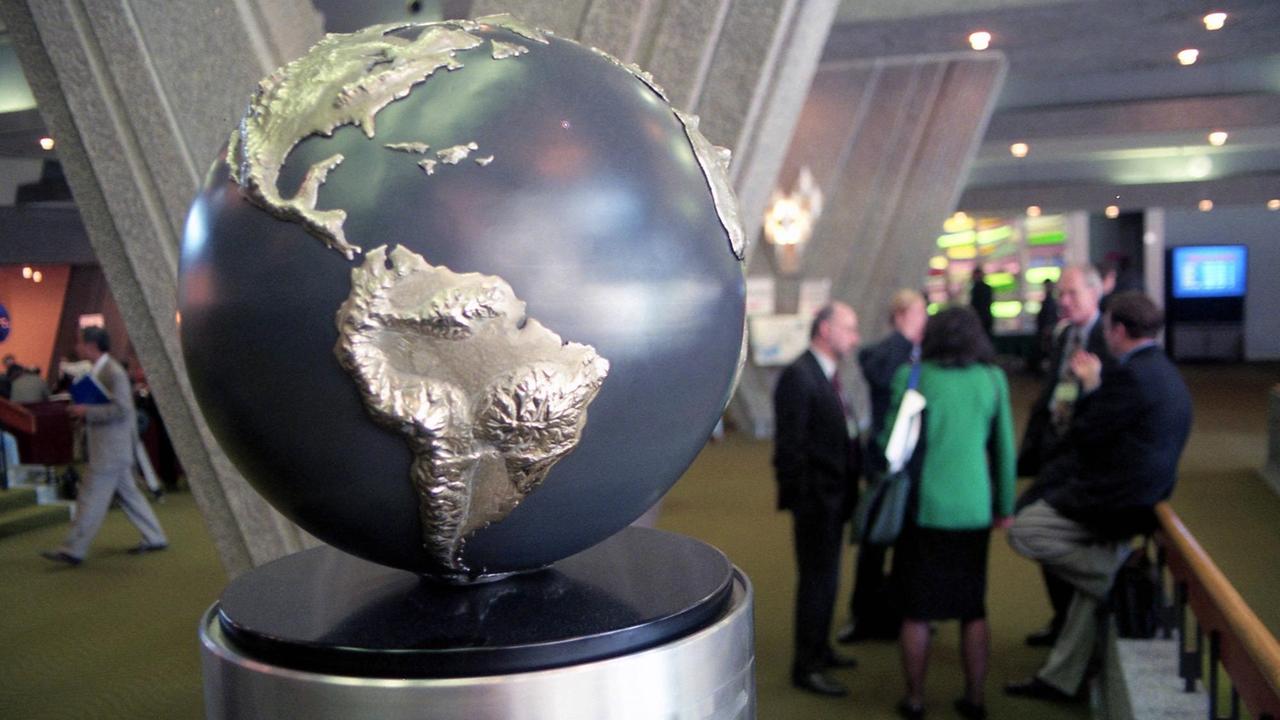 Eine Weltkugel steht im Foyer der Weltklimakonferenz (COP3) 1997 in Kyoto, Japan.