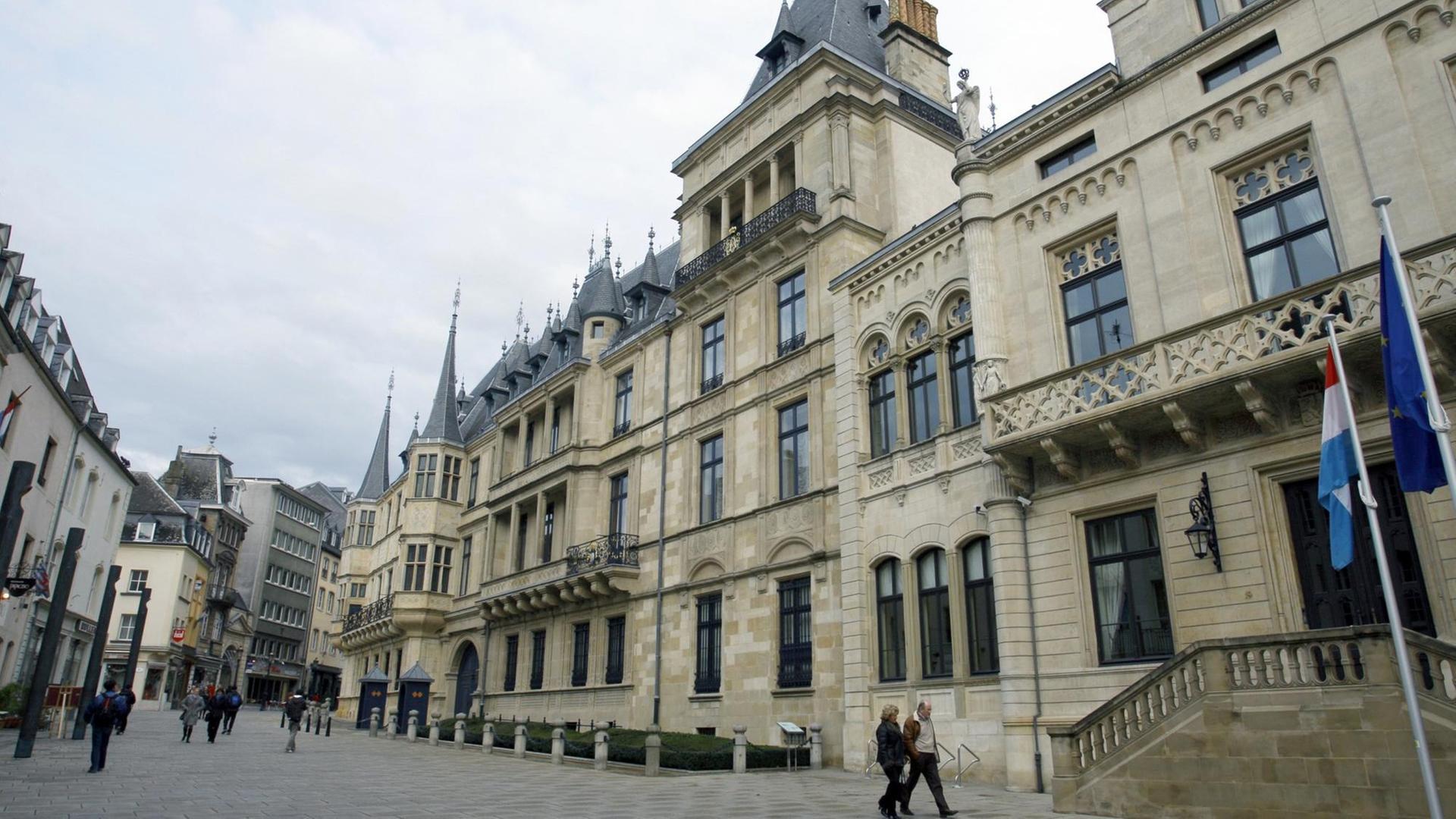 Das Großherzogliche Palais (Palais Grand-Ducal) in der Stadt Luxemburg am 20.11.2007, im rechten Gebäudeteil ist die Chambre des Deputes (Parlamentsgebäude) untergebracht.