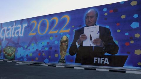Auf einem großen Wandbild wird in Katar die Vergabe der WM 2022 an das Land gefeiert.