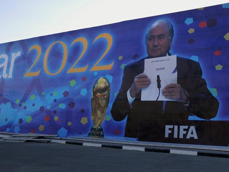 Auf einem großen Wandbild wird in Katar die Vergabe der WM 2022 an das Land gefeiert.