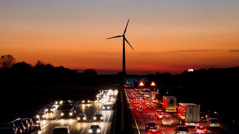 Die Autobahn 2 abends, dahinter ein Windrad