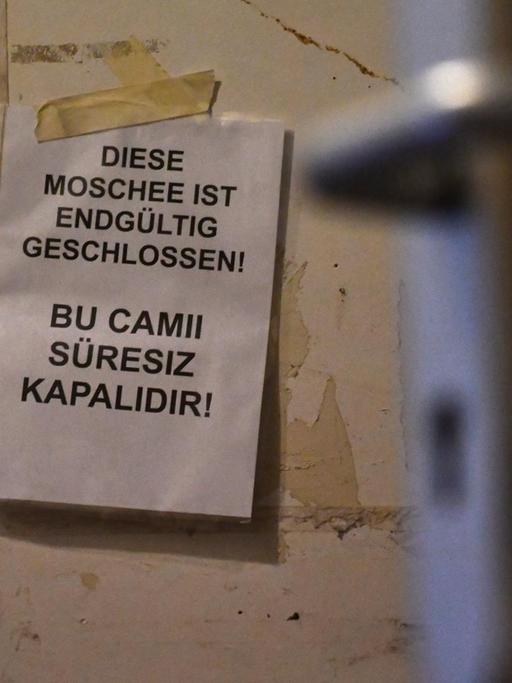 "Diese Moschee ist endgültig geschlossen", steht auf dem Zettel an einer Tür der Fussilet-Moschee in Berlin-Moabit.