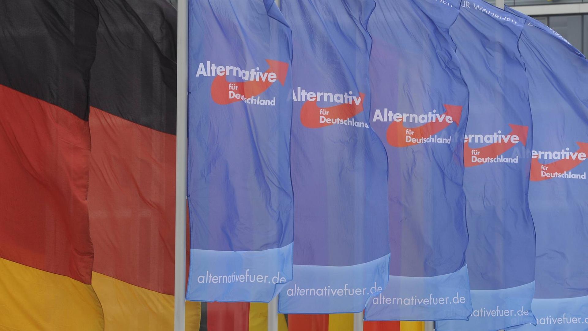 AfD- und Deutschland- Fahnen wehen an Fahnenmasten