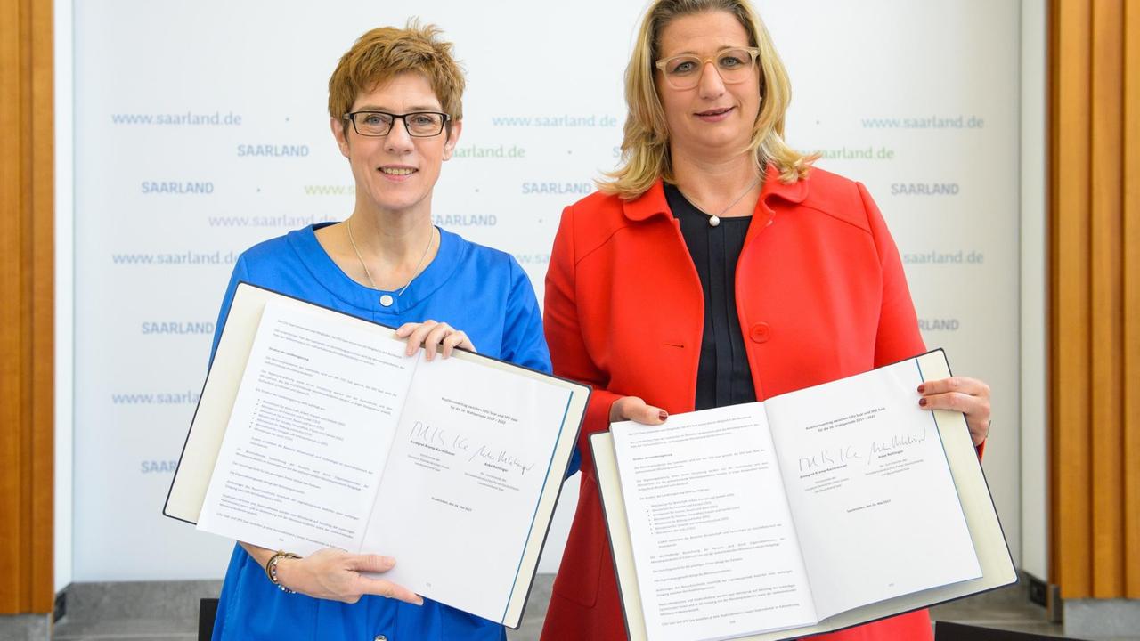 Die saarländische Ministerpräsidentin Annegret Kramp-Karrenbauer (CDU - l) und Anke Rehlinger, SPD, präsentieren in Saarbrücken den unterzeichneten Koalitionsvertrag. 