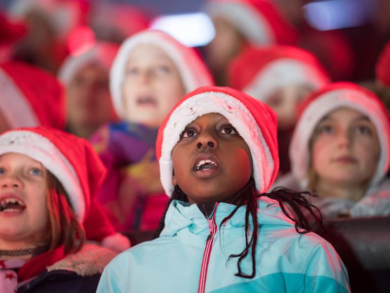 Weihnachtslieder-Singen im Stadion des 1. FC Köln