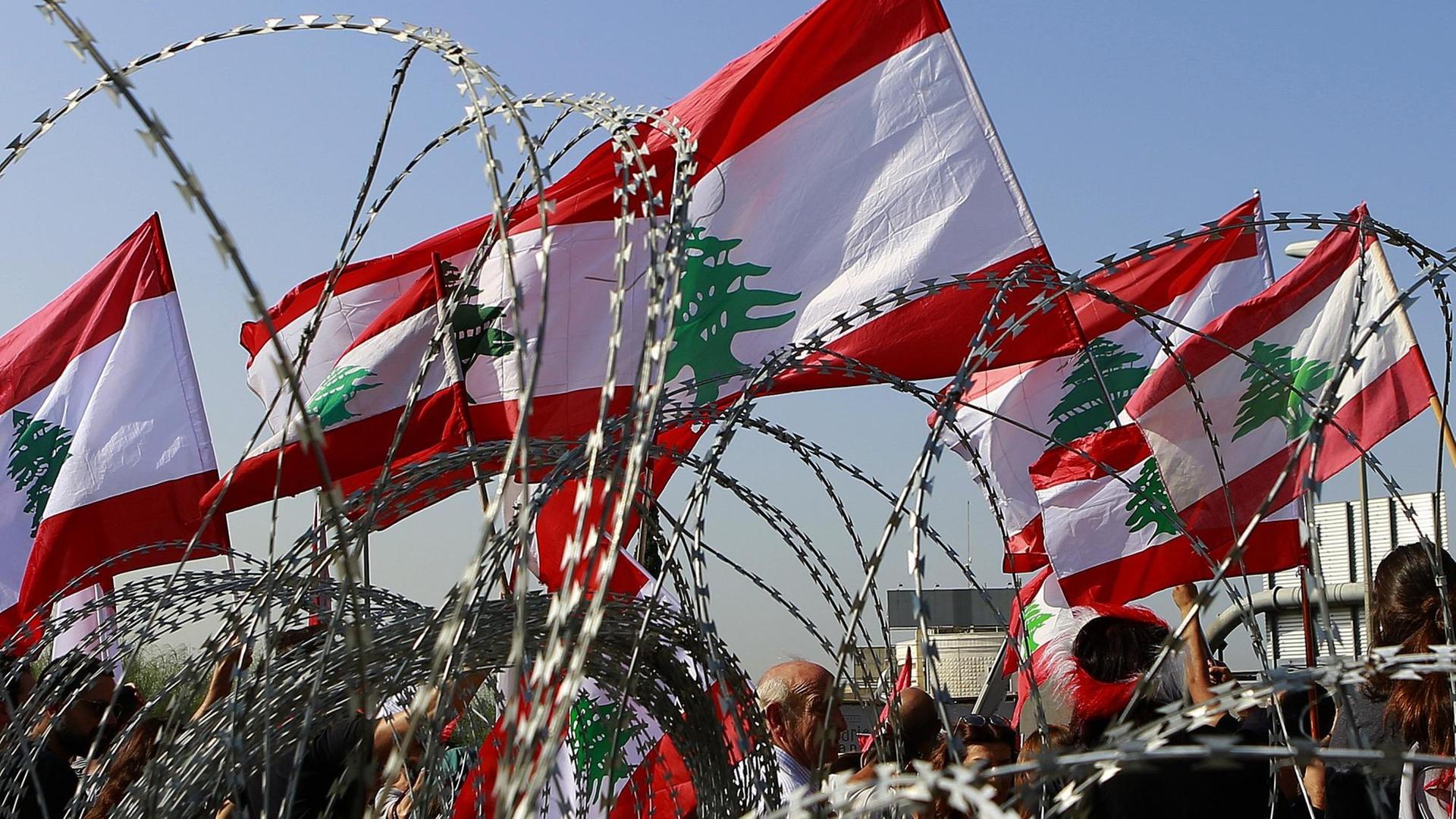 Beirut, 13. November 2019 Xinhua -Menschen nehmen an einem Protest in Baabda südöstlich von Beirut im Libanon teil. Tausende libanesische Demonstranten blockierten am Mittwoch die Straßen im gesamten Libanon, um ihre Empörung auszudrücken.