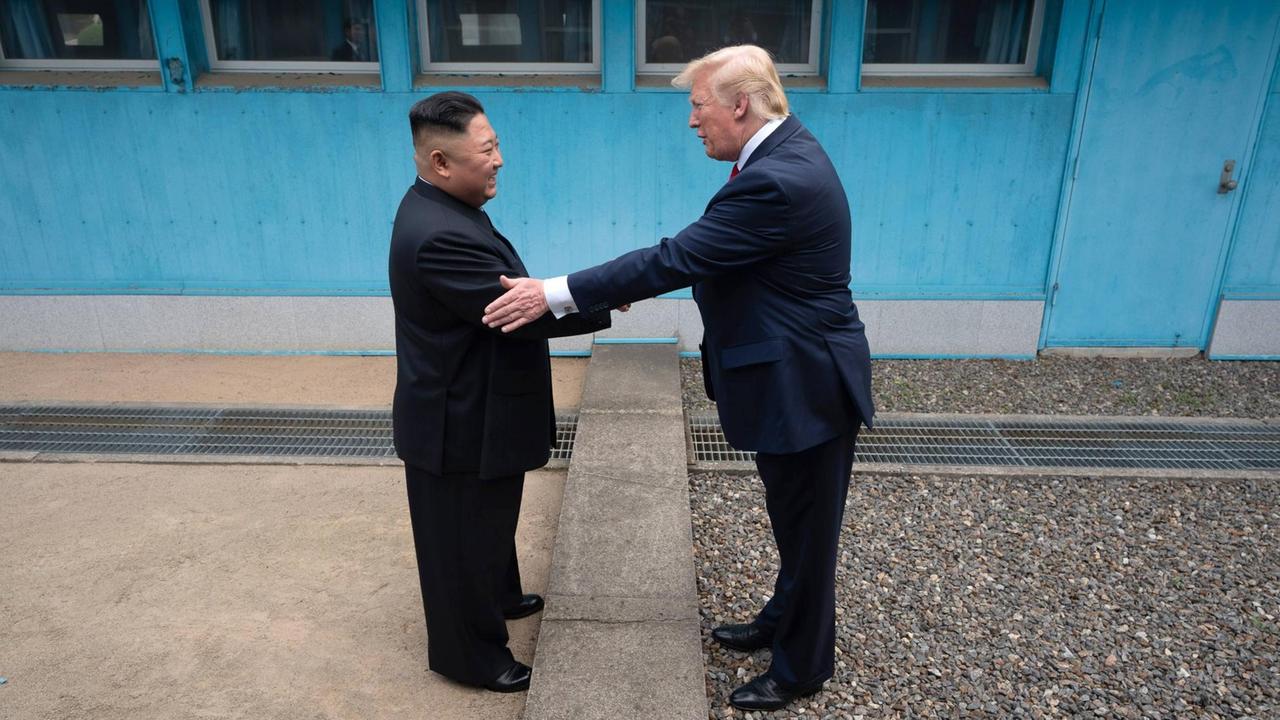 US-Präsident Donald Trump und Nordkoreas Machthaber Kim Jong-Un reichen sich die Hände.