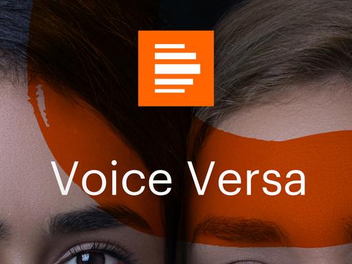 Das Podcast-Logo von "Voice Versa" zeigt zwei Gesichter nebeneinander im Anschnitt, sodass nur jeweils ein Auge zu sehen ist. Im Vordergrund ist ein halbtransparenter Pinselstrich in Orange zu sehen, darüber ist "Voice Versa" zu lesen.
