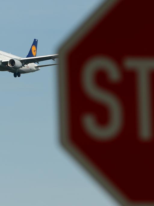 Eine Maschine der Lufthansa ist am 29.09.2014 am Flughafen von Frankfurt am Main (Hessen) nahe eines Stoppschilds im Landeanflug.