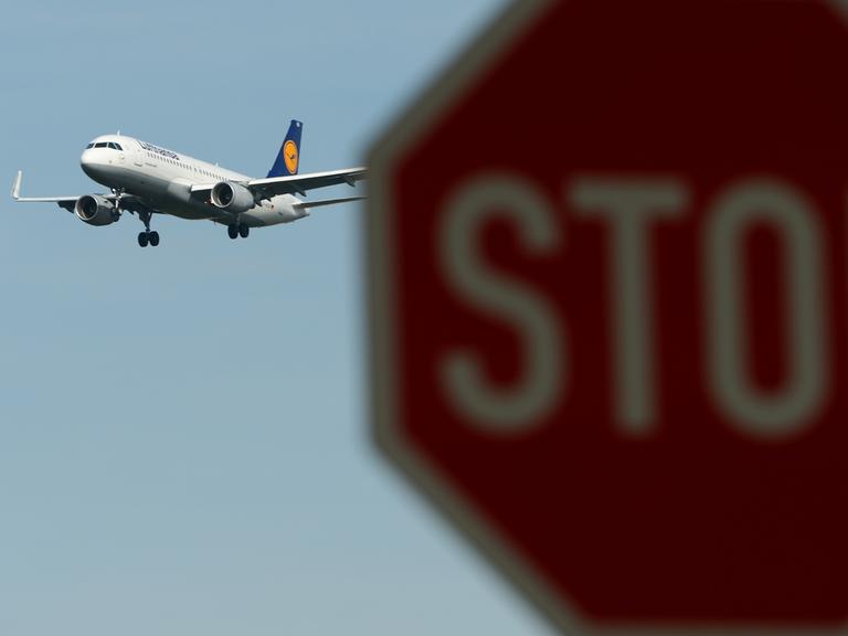 Eine Maschine der Lufthansa ist am 29.09.2014 am Flughafen von Frankfurt am Main (Hessen) nahe eines Stoppschilds im Landeanflug.