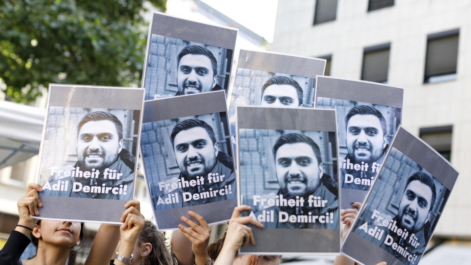 In der deutschen Stadt Köln demonstrieren Menschen für den Kölner Journalisten Adil Demirci.