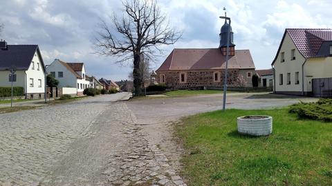 Blick auf den Dorfplatz mit Kirche in Tröbitz