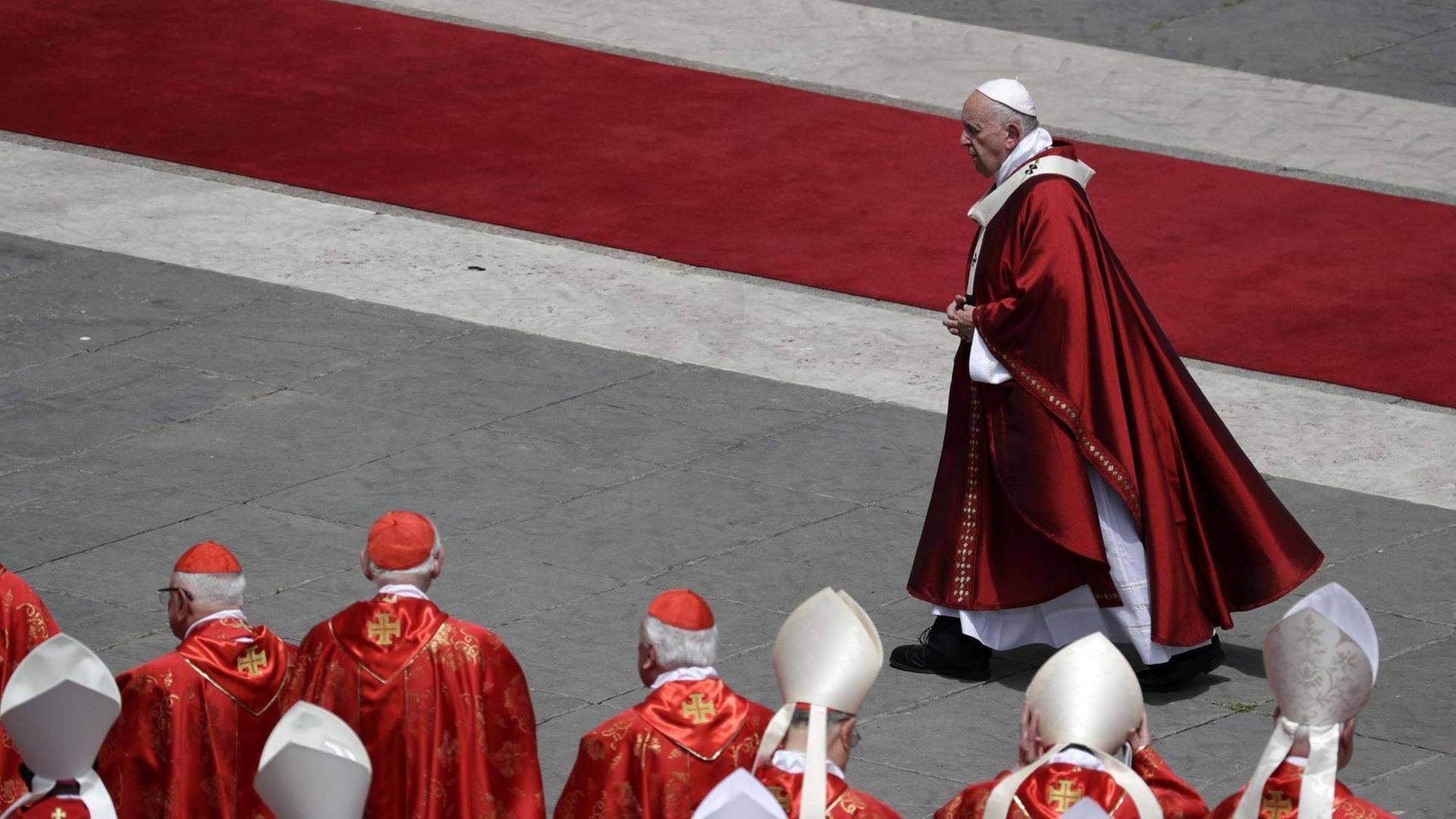 Papst Franziskus geht nach der Pfingstmesse auf dem Petersplatz an Kardinälen vorbei.