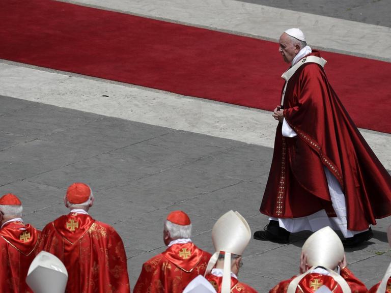 Papst Franziskus geht nach der Pfingstmesse auf dem Petersplatz an Kardinälen vorbei.