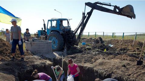 Freiwillige bauen im Nordosten der Ukraine, in der KharkivRegion am 11 September 2014 an einem Schutzwall.
