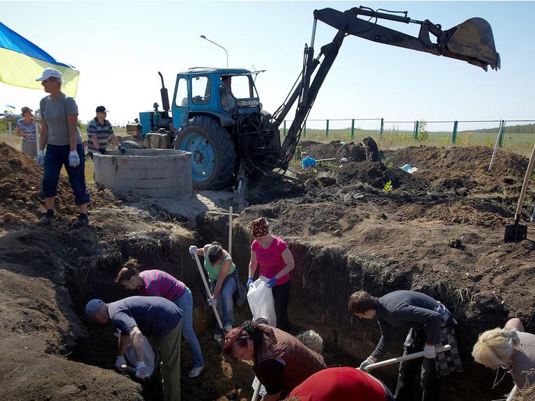 Freiwillige bauen im Nordosten der Ukraine, in der KharkivRegion am 11 September 2014 an einem Schutzwall.