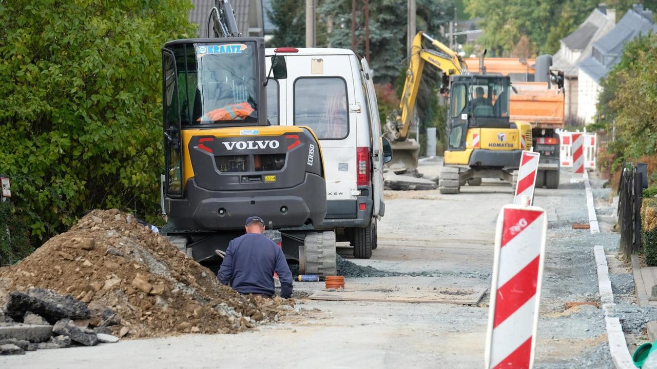 05.10.2018, Sachsen, Amtsberg: Bauarbeiter verlegen Glasfaserkabel in einer Siedlung in Amtsberg in Sachsen, aufgenommen am 5. Oktober 2018