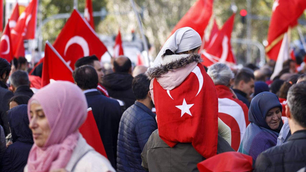 Erdogan-Anhänger schwenken türkische Staatsflaggen  in Köln-Ehrenfeld Ende August 2018.