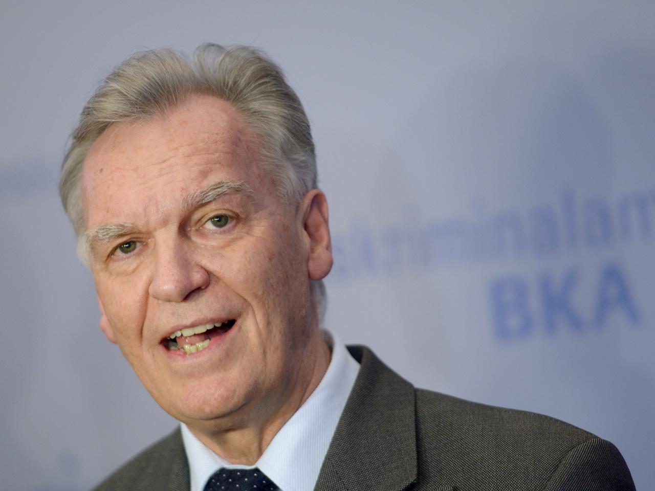 Jörg Ziercke, Präsident des Bundeskriminalamtes (BKA), äußert sich am 12.11.2013 während der BKA-Herbsttagung in den Rhein-Main-Hallen in Wiesbaden.
