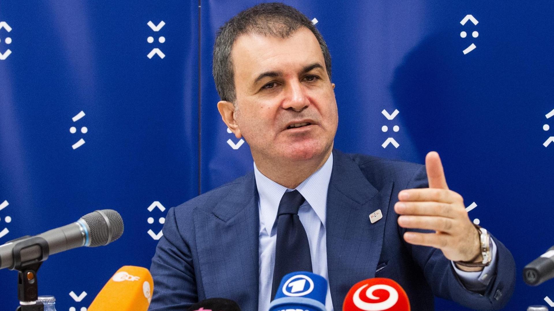 Zu sehen ist der türkische Europaminister Ömer Celik auf einer Pressekonferenz im slowakischen Bratislava.