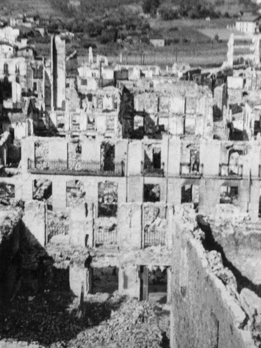 Guernica, nachdem es von den den Luftangriff der deutschen Legion Condor und der italienischen Corpo Truppe Volontarie im spanischen Bürgerkrieg 1937 bombardiert wurde.