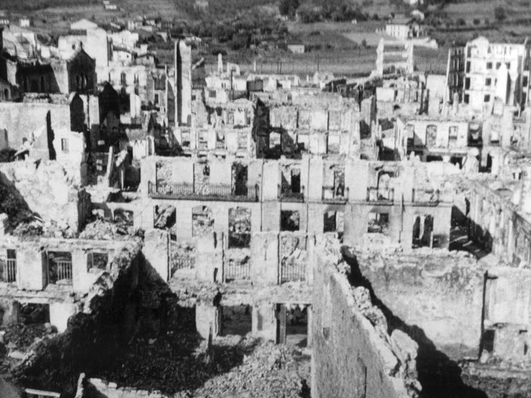 Guernica, nachdem es von den den Luftangriff der deutschen Legion Condor und der italienischen Corpo Truppe Volontarie im spanischen Bürgerkrieg 1937 bombardiert wurde.