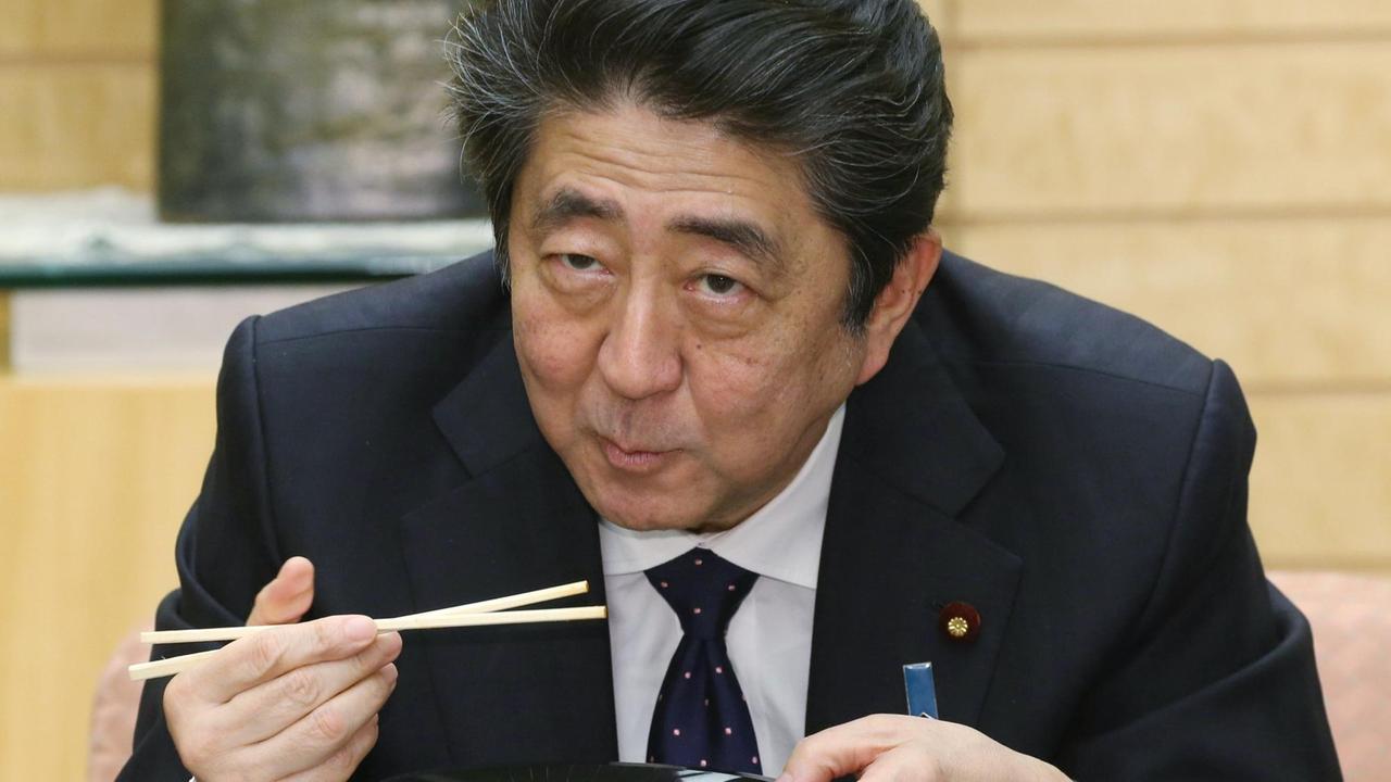 Der japanische Premierminister Shinzo Abe ist Fisch