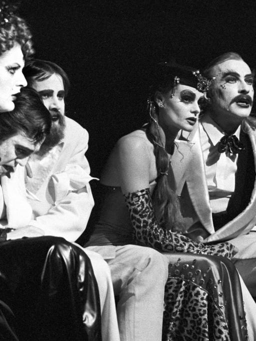 Szene aus dem Stück "Die Ermittlung" von Peter Weiss in der Volksbühne Berlin, aufgenommen während der Premiere am 08.03.1980.