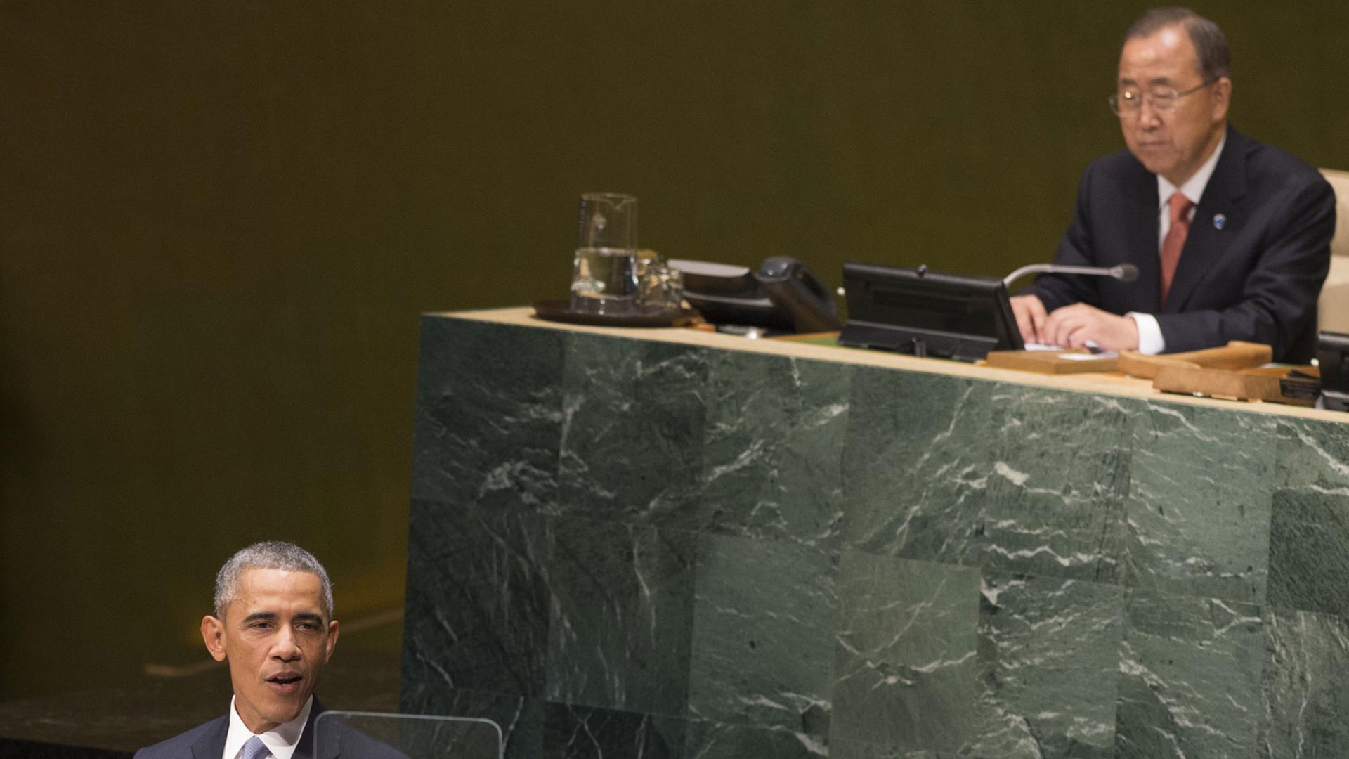 US-Präsident Barack Obama spricht während der 69. Generalversammlung der UNO in New York, im Hintergrund sitzt UNO Generalsekretär Ban Ki Moon.