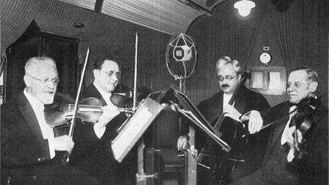 Das Rosé-Quartett in einem Aufnahmeraum der Funkstunde (1927)