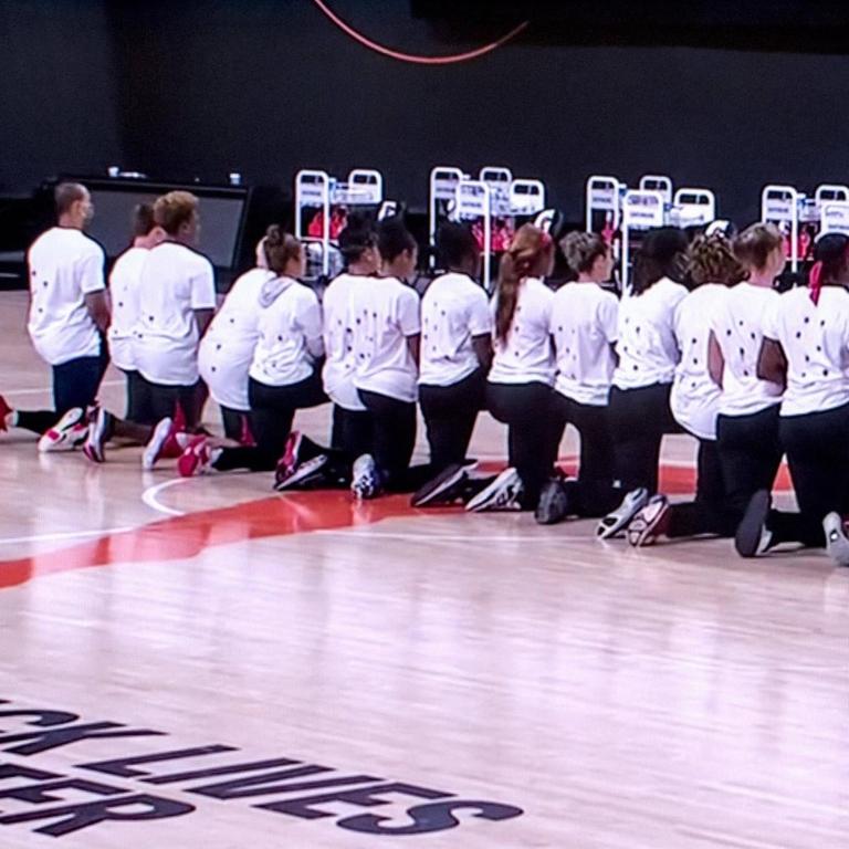 Am 26. August 2020 in Bradenton, Florida: Die WNBA-Team der Washington Mystics mit T-Shirts mit sieben aufgemalten Einschusslöchern. Dem 29-jährigen Schwarzen Jacob Blake war sieben Mal von einem Polizisten in den Rücken geschossen worden. 
