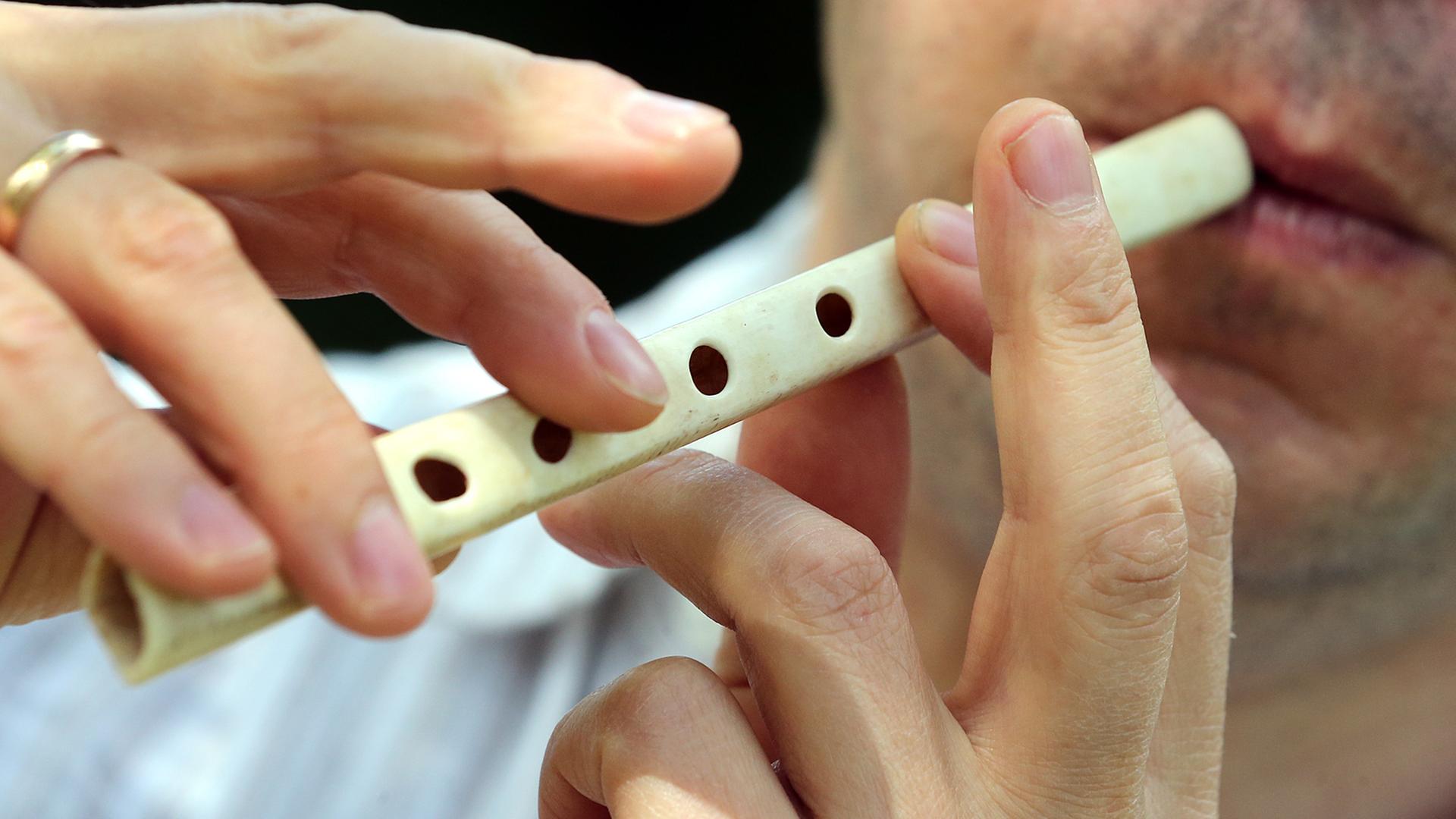 Der Musikarchäologe Adje Both versucht im archäologischen Institut in Berlin dem Nachbau einer 38000 Jahre alten Flöte aus Geierflügelknochen Töne zu entlocken. Der Musikarchäologe Adje Both versucht im archäologischen Institut in Berlin dem Nachbau einer 38000 Jahre alten Flöte aus Geierflügelknochen Töne zu entlocken.