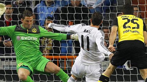 Real Madrids Spiele Gareth Bale (Mitte) trifft zum 1:0 gegen Dortmunds Torhüter Roman Weidenfeller.
