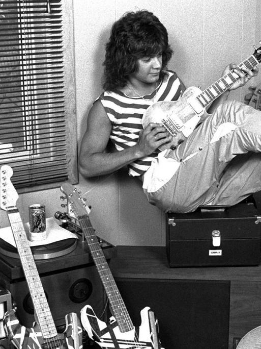 Der Gitarrist Eddie Van Halen sitzt 1982 mit etlichen seiner Gitarren in seinem Haus in Los Angeles.