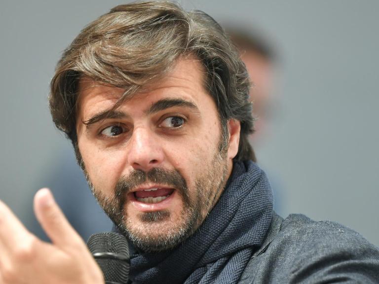 Der Journalist Juan Moreno spricht auf der Frankfurter Buchmesse in ein Mikrofon.