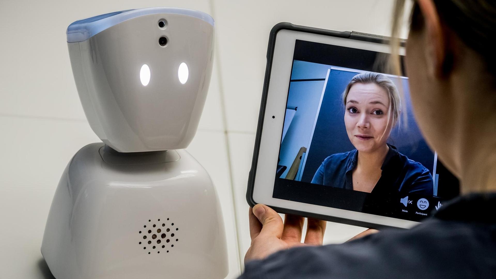 Die norwegische Entwicklerin Karen Dolva zeigt ihren Roboter AV1. Der Roboter ersetzt als Avatar Schüler, die schwer erkrankt sind und von zuhause am Unterricht teilnehmen wollen.