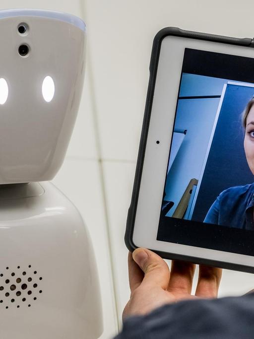 Die norwegische Entwicklerin Karen Dolva zeigt ihren Roboter AV1. Der Roboter ersetzt als Avatar Schüler, die schwer erkrankt sind und von zuhause am Unterricht teilnehmen wollen.