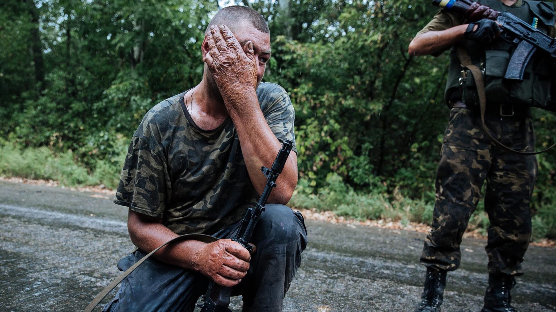 Ein ukrainischer Soldat ruht sich während einer Patrouille im Grenzgebiet aus.