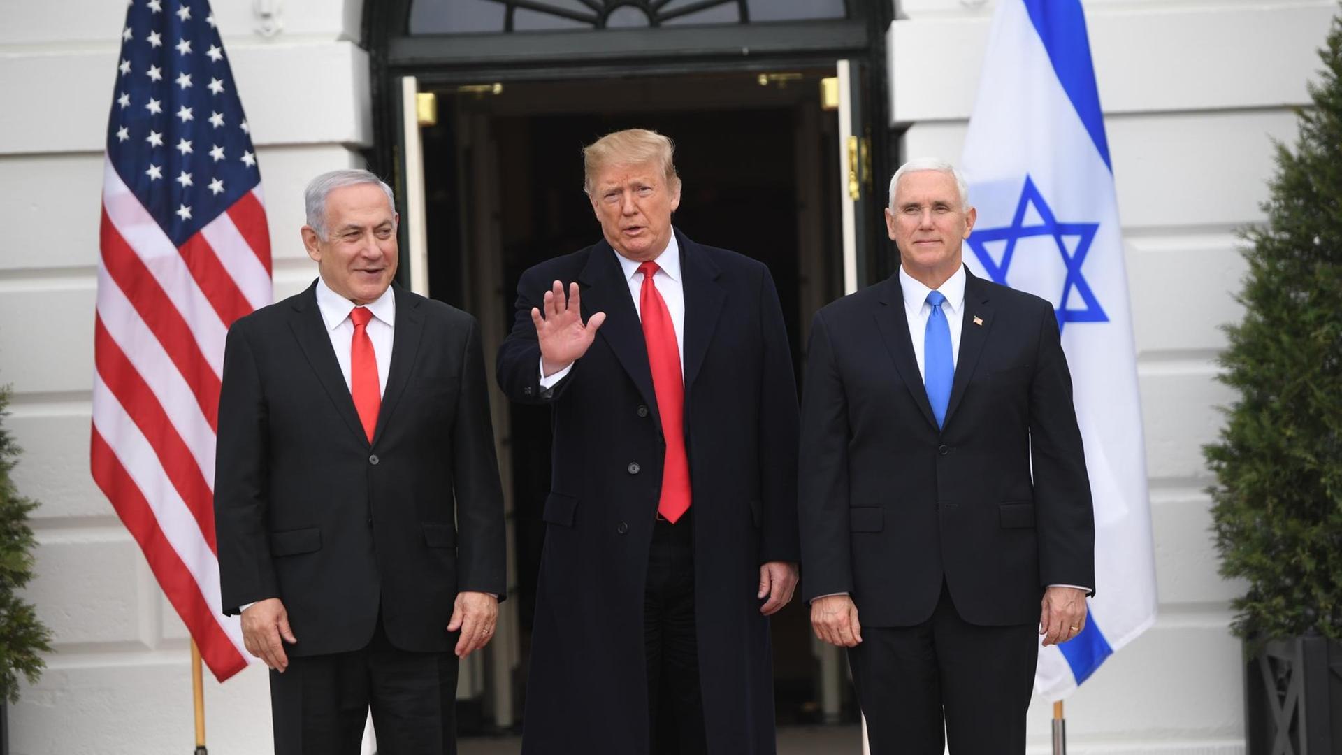 Benjamin Netanjahu, Donald Trump und Mike Pence vor dem Weißen Haus.