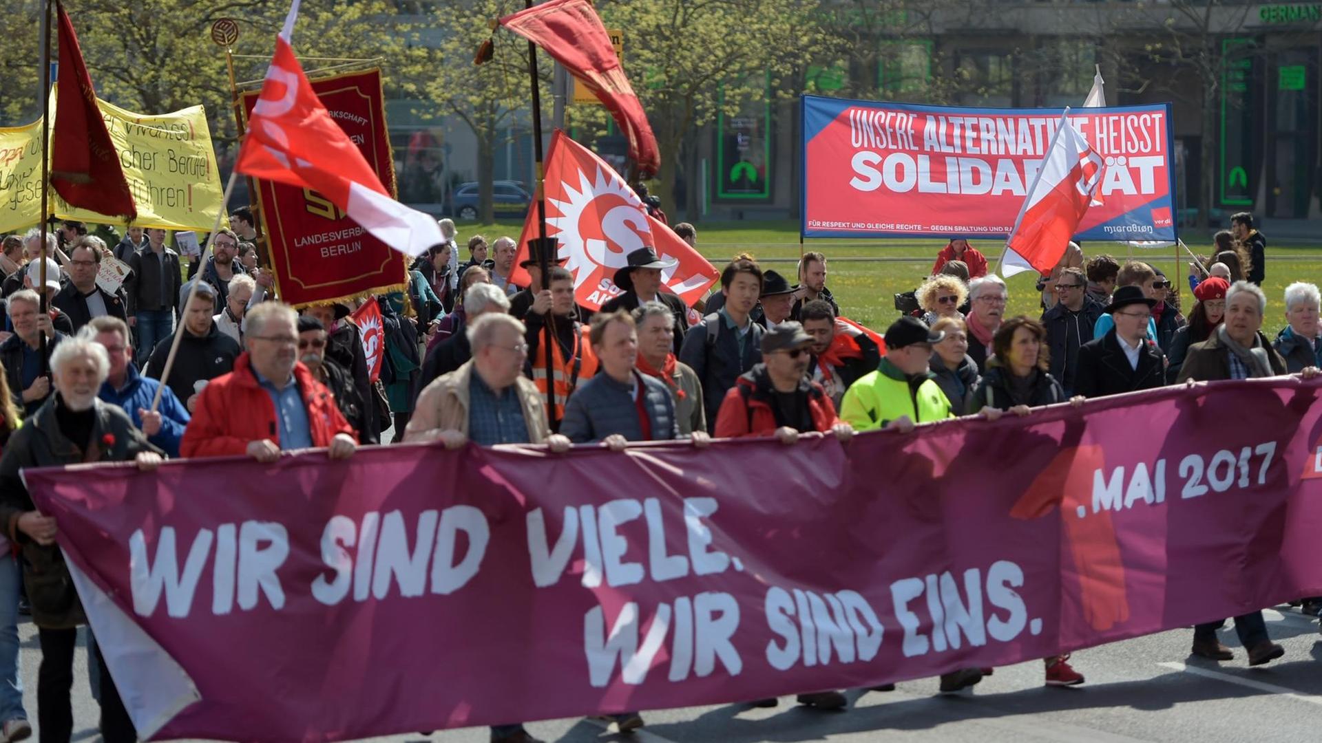 In der Stadt Berlin demonstrieren Menschen am 1. Mai