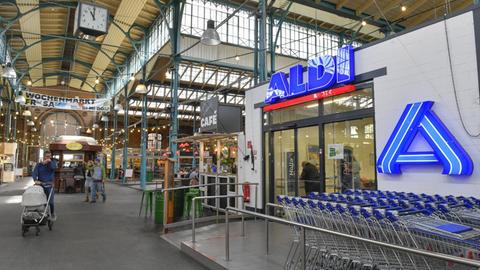 Der Aldi Markt in der Markthalle Neun in Berlin-Kreuzberg.
